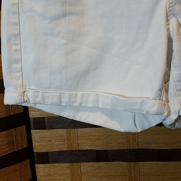 DKNY white cuffed jean shorts - Picture 3 of 9